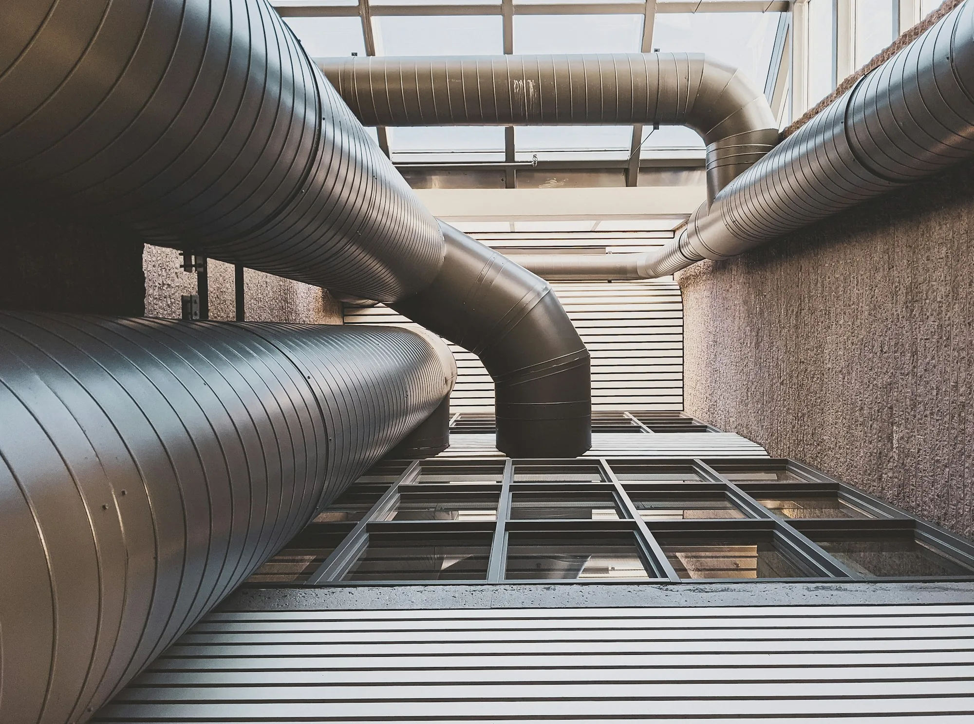 Photographie d’illustration d’un réseau de gaines de ventilation